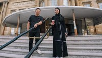 Terlepas dari isu tersebut, Ratna Galih suka membagikan momen bahagia di Instagram pribadinya, termasuk saat ngopi hingga makan dengan suami dan orang tersayang. Foto: Instagram @ratnagalih