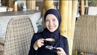 Pemain film ‘Merantau’ itu juga pernah menunjukkan momen ketika ngopi di sebuah kafe pinggir pantai. Selai segelas kopi hangat, ia juga pesan dua buah croissant mini. Foto: Instagram @ratnagalih