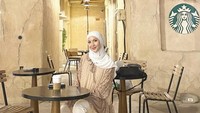 Artis 36 tahun ini juga sempat liburan ke Dubai tahun 2022 lalu. Ia mampir ke salah satu gerai Starbucks berkonsep mediteranian di Dubai untuk nongkrong sambil menikmati kopi hangat. Foto: Instagram @ratnagalih