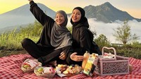 Seru! Terlihat lagi momen seru saat artis ini piknik bersama sahabatnya, Natasha Rizky di salah satu gunung. Roti, chese platter, buah-buahan, sampai minuman siap menemani piknik mereka. Foto: Instagram @ratnagalih