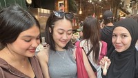 Waktu pergi ke London, model itu juga jalan-jalan seru ke Borough Market. Tentu ia jajan dan mencicipi beberapa oyster segar yang ada di pasar tersebut. Foto: Instagram @ratnagalih