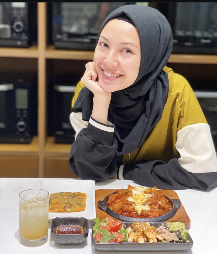 Ratna Galih Hobi Ngopi dan Kulineran Bersama Sahabat Ratna Galih Hobi Ngopi dan Kulineran Bersama Sahabat