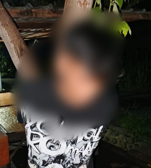 Remaja berinisial Putu A diikat di pohon seusai ditangkap pemilik warung di Desa Gelgel, Klungkung, Minggu (26/1/2025) dini hari. (Istimewa)