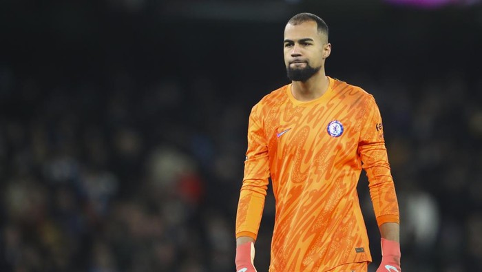 Chelseas goalkeeper Robert Sanchez walks on the pitch at the end of the English Premier League soccer match between Manchester City and Chelsea at Etihad Stadium in Manchester, England, Saturday, Jan. 25, 2025. (AP Photo/Scott Heppell)