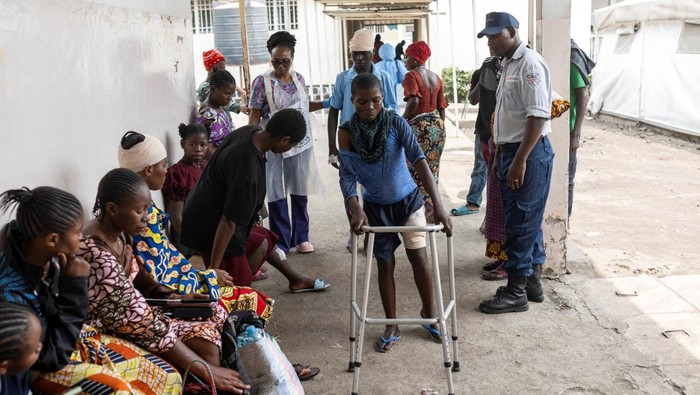 Health workers attends to a newly-admitted patient with a suspected bullet wound at the CBCA Ndosho hospital following the intensification of fighting between M23 rebels and the Armed Forces of the Democratic Republic of the Congo (FARDC), in the town of Sake, near Goma, in eastern Democratic Republic of Congo, January 23, 2025. REUTERS/Arlette Bashizi