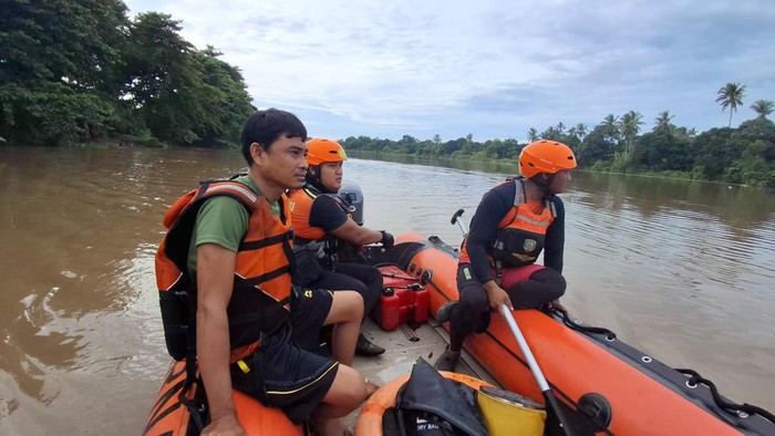 Saat Tim SAR gabungan melakukan pencarian Husein yang tenggelam di Sungai Ogan