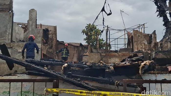 Satu rumah berikut kos-kosan terbakar di Jl Otista Kelurahan Baranangsiang, Kecamatan Bogor Timur, Kota Bogor. (Solihin/detikcom).