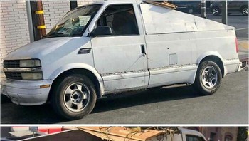 Elon Musk pasti tertawa melihat ini. Foto: (Bored Panda).