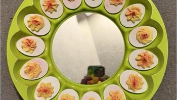 Tapi kayaknya itu telur bohongan ya. Foto: (Bored Panda).