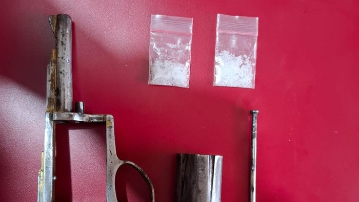 Senpira dan sabu diamankan petugas dari tiga pria asal Muara Enim
