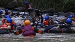 Sensasi Menyusuri Sungai dengan Ban di Kabupaten Serang