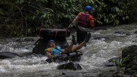 Objek wisata tersebut menawarkan sejumlah fasilitas seperti area untuk berkemah serta wahana susur sungai menggunakan ban atau river tubing. 