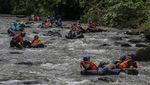 Sensasi Menyusuri Sungai dengan Ban di Kabupaten Serang