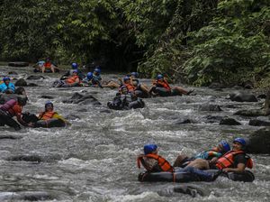 Sensasi Menyusuri Sungai dengan Ban di Kabupaten Serang