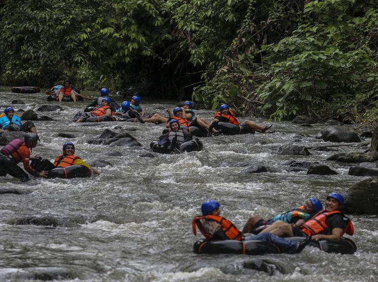 Sensasi Menyusuri Sungai dengan Ban di Kabupaten Serang