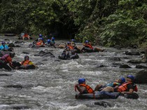 Sensasi Menyusuri Sungai dengan Ban di Kabupaten Serang