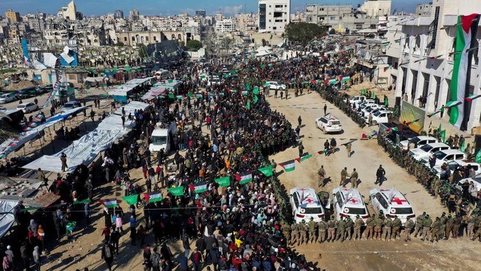 A drone view shows Palestinians, Hamas and Islamic Jihad militants gathering near International Committee of the Red Cross (ICRC) vehicles on the day of the release of four female Israeli soldiers, who had been held in Gaza since the deadly October 7, 2023 attack, as part of a ceasefire and a hostages-prisoners swap deal between Hamas and Israel, in Gaza City, January 25, 2025. REUTERS/Mahmoud Al-Basos TPX IMAGES OF THE DAY