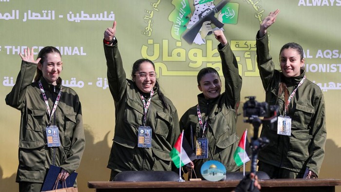 Senyum Semringah Tentara Wanita Israel Usai Dibebaskan Hamas Four female Israeli soldiers, who had been held in Gaza since the deadly October 7, 2023 attack, are released by Hamas militants as part of a ceasefire and a hostages-prisoners swap deal between Hamas and Israel, in Gaza City, January 25, 2025. REUTERS/Dawoud Abu Alkas     TPX IMAGES OF THE DAY