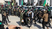 Warga Israel yang dibebaskan - Karina Ariev, Daniella Gilboa, Naama Levy, dan Liri Albag - dibawa ke podium di Kota Gaza. REUTERS/Dawoud Abu Alkas