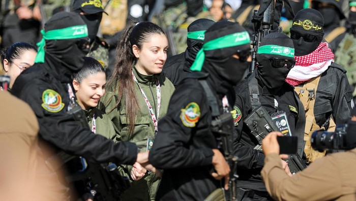 Four female Israeli soldiers, who had been held in Gaza since the deadly October 7, 2023 attack, are released by Hamas militants as part of a ceasefire and a hostages-prisoners swap deal between Hamas and Israel, in Gaza City, January 25, 2025. REUTERS/Dawoud Abu Alkas     TPX IMAGES OF THE DAY