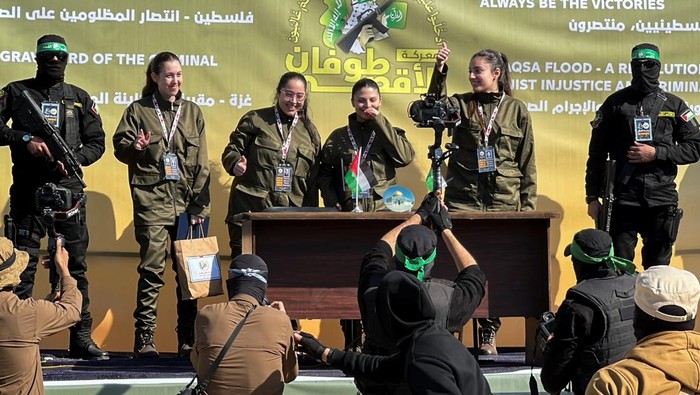 Senyum Semringah Tentara Wanita Israel Usai Dibebaskan Hamas Four female Israeli soldiers, who had been held in Gaza since the deadly October 7, 2023 attack, are released by Hamas militants as part of a ceasefire and a hostages-prisoners swap deal between Hamas and Israel, in Gaza City, January 25, 2025. REUTERS/Hussam Azam