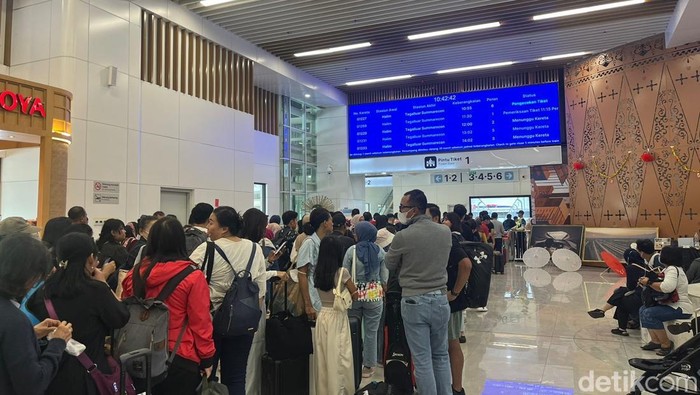 Stasiun Halim sibuk menjelang libur panjang Imlek dan Isra Miraj, Sabtu (25/1/2025).