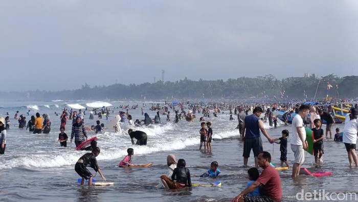 Suasana di Pantai Pangandaran.