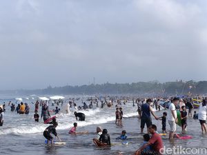 Mereka yang Harus Terjaga demi Menjaga Pantai Pangandaran