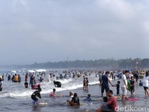 Pantai Pangandaran Meriah, Tiket Berlapis Bikin Pengunjung Gerah