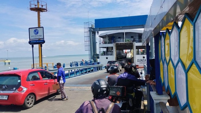Suasana di Pelabuhan Tanjung Api-api saat libur panjang