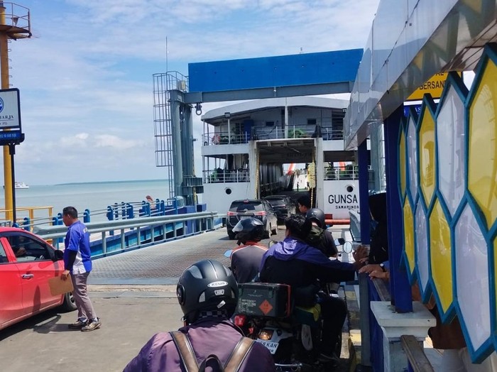 Suasana di Pelabuhan Tanjung Api-api saat libur panjang