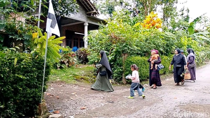 Suasana rumah duka korban mutilasi Ngawi di Blitar