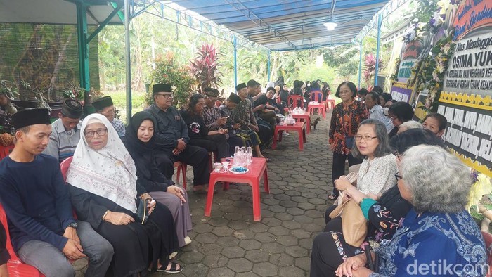 Suasana rumah duka menjelang pemakaman Osima ukari di Kendal, Minggu (26/1/2026).