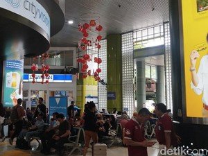 Suasana Stasiun Gambir Dipadati Pemudik saat Long Weekend