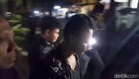 Pelaku berinisial A yang merupakan suami siri korban ini tiba di Polda Jatim sekitar pukul 21.33 WIB. Setelah sebelumnya dihadirkan oleh penyidik Jatanras Polda Jatim untuk melakukan rekontruksi di sejumlah lokasi kejadian.