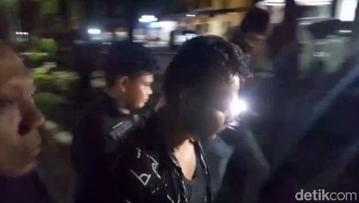 Tampang pelaku mutilasi wanita dalam koper di Ngawi Pelaku mutilasi wanita dalam koper di Ngawi telah ditangkap