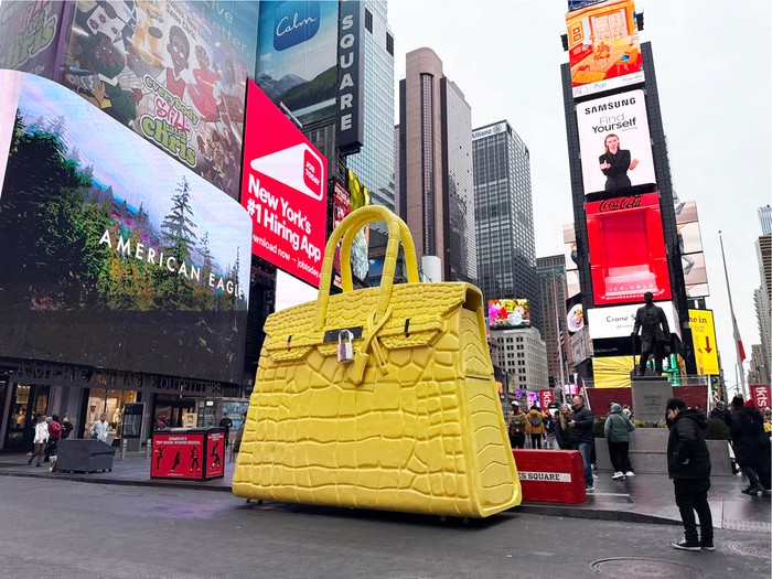 Tas Hermes Birkin Raksasa Tas Hermes Birkin raksasa di Florida.