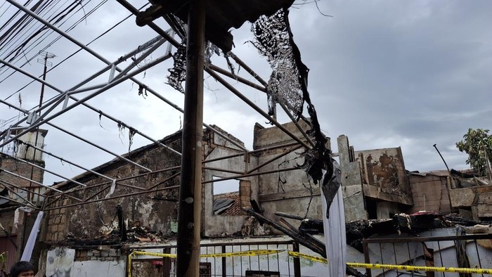 Tenda rumah warga di Bogor ikut terbakar setelah kos-kosan kebakaran (Solihin/detikcom)