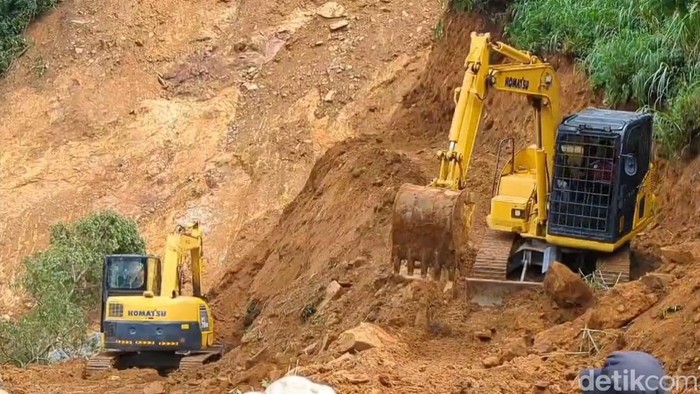 Tim gabungan berupaya membuka akses jalan yang tertutup material longsor di Petungkriyono, Kabupaten Pekalongan, Minggu (26/1/2025).