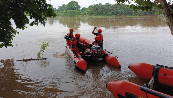 Tim SAR gabungan saat melakukan pencarian Husein yang tenggelam di Sungai Ogan