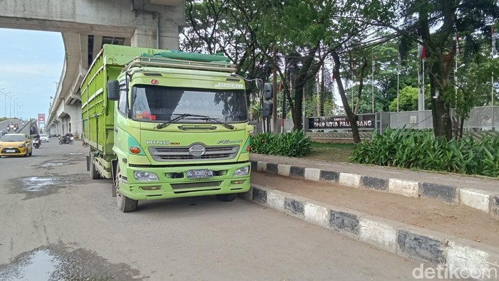 Truk fuso hampir sebulan terparkir depan kantor DPRD Palembang
