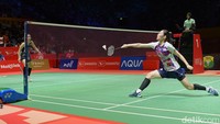 Intanon yang merupakan salah satu unggulan turnamen ini mampu mengatasi tekanan dan menjaga keunggulan hingga akhirnya menutup gim pertama dengan kemenangan 21-18.