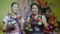 Sim Yu Jin dan Ratchanok Intanon berfoto bersama memamerkan medali masing-masing.