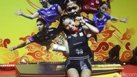 Intanon tampak semringah memamerkan medalinya.