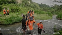 Panitia meyiapkan berbagai peralatan safety untuk membantu peserta menyeberangi sungai yang jernih.