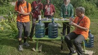 Panitia Pejalan Nagari Walk 2025 menyediakan air mineral untuk isi ulang tumbler yang dibawa peserta.