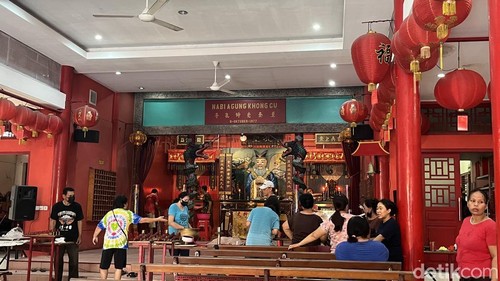 Umat Khonghucu bersih-bersih di Klenteng Khongcu Bio Denpasar menjelang Hari Raya Imlek, Minggu (26/1/2025). (Foto: Rizky Setyo/detikBali)