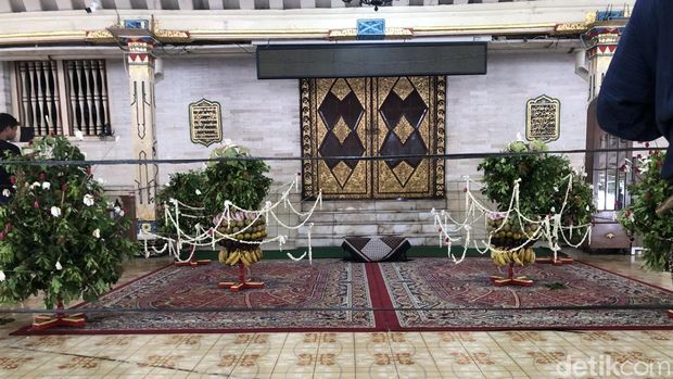 Upacara serah terima Paksi Burak dalam tradisi upacara peringatan Isra Mikraj Nabi Muhammad SAW di serambi Masjid Gedhe, Kota Jogja, Minggu (26/1/2025).