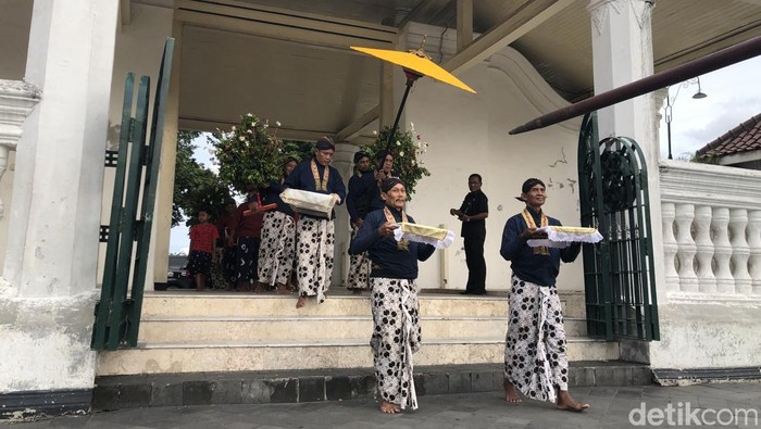Upacara serah terima Paksi Burak dalam tradisi upacara peringatan Isra Mikraj Nabi Muhammad SAW di serambi Masjid Gedhe, Kota Jogja, Minggu (26/1/2025).