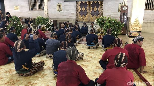 Upacara serah terima Paksi Burak dalam tradisi upacara peringatan Isra Mikraj Nabi Muhammad SAW di serambi Masjid Gedhe, Kota Jogja, Minggu (26/1/2025).